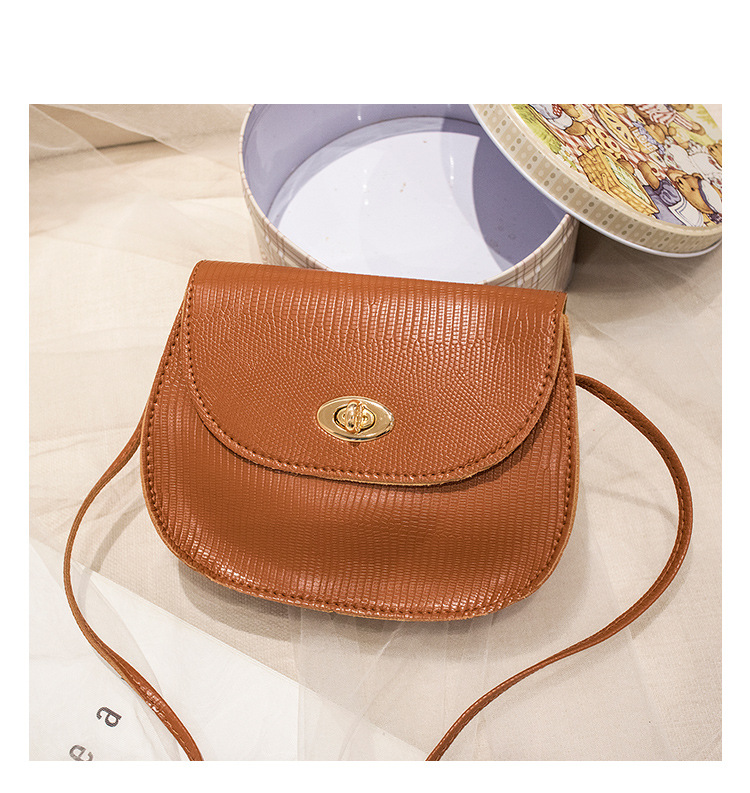 Women's Semicircle Bag Korean Fashion Lizard Pattern Solid Color Messenger Bag Simple Shoulder Bag display picture 3