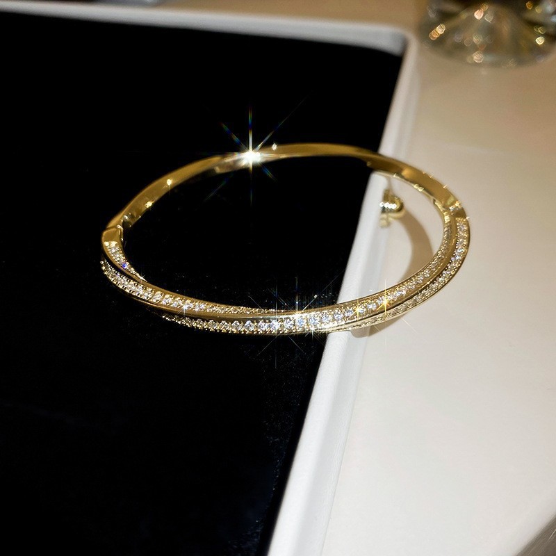 欧米のクロスボーダーにジルコンを入れて、ブレスレットを開けます。