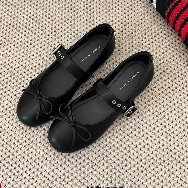 Mary Jane shoes with butterfly for leisure with a strap