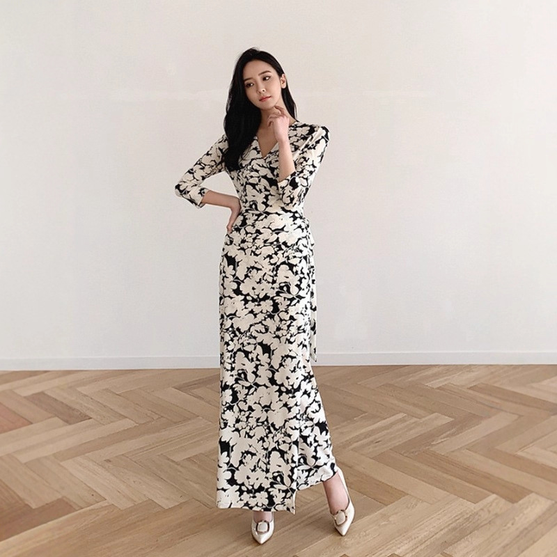 Elegant and Stylish One-Piece Wrap Dress for Commuting and Vacationing on the Beach, with Black and White Print and Three-Quarter Sleeves