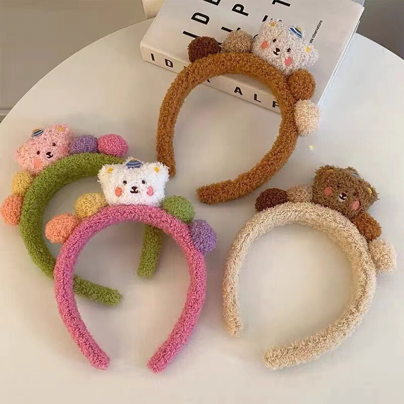 かわいいカラーの子羊の毛の立体のぬいぐるみの熊のカチューシャの漫画の顔を洗ってカチューシャをからかいます。|undefined