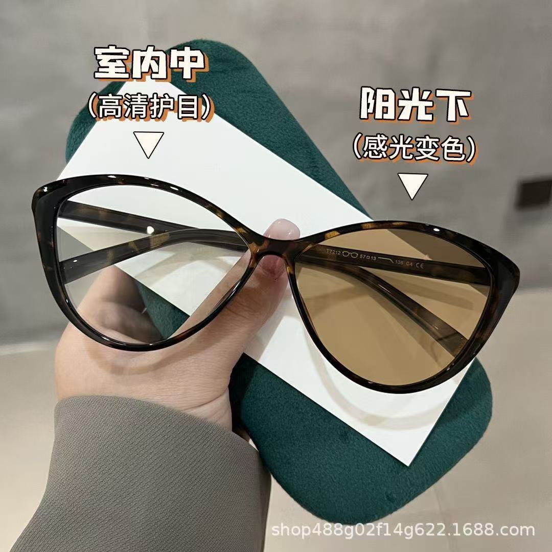 [Leopard Print Frame] Turns white into tea when exposed to light