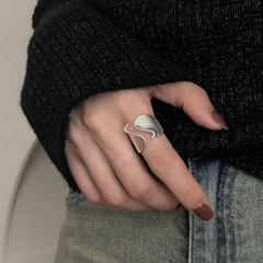 S925純銀の幾何学的なサーフェスの指輪の女性の軽い豪華な広い辺の不規則な大衆の口の指環の個性的な食の指の潮