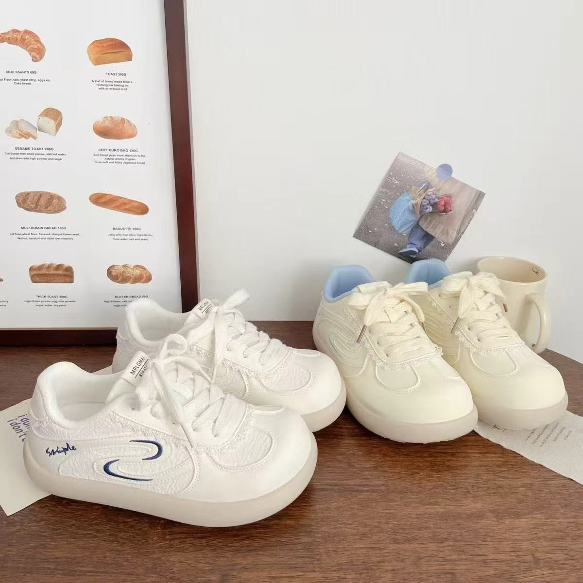 2026 primavera universitaria estilo de escuela de suela gruesa zapatos blancos pequeños zapatos de entrenamiento de mujeres dulces zapatos deportivos casuales de estudiantes