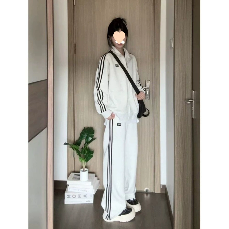 Серая осень носит полный набор повседневной спортивной одежды