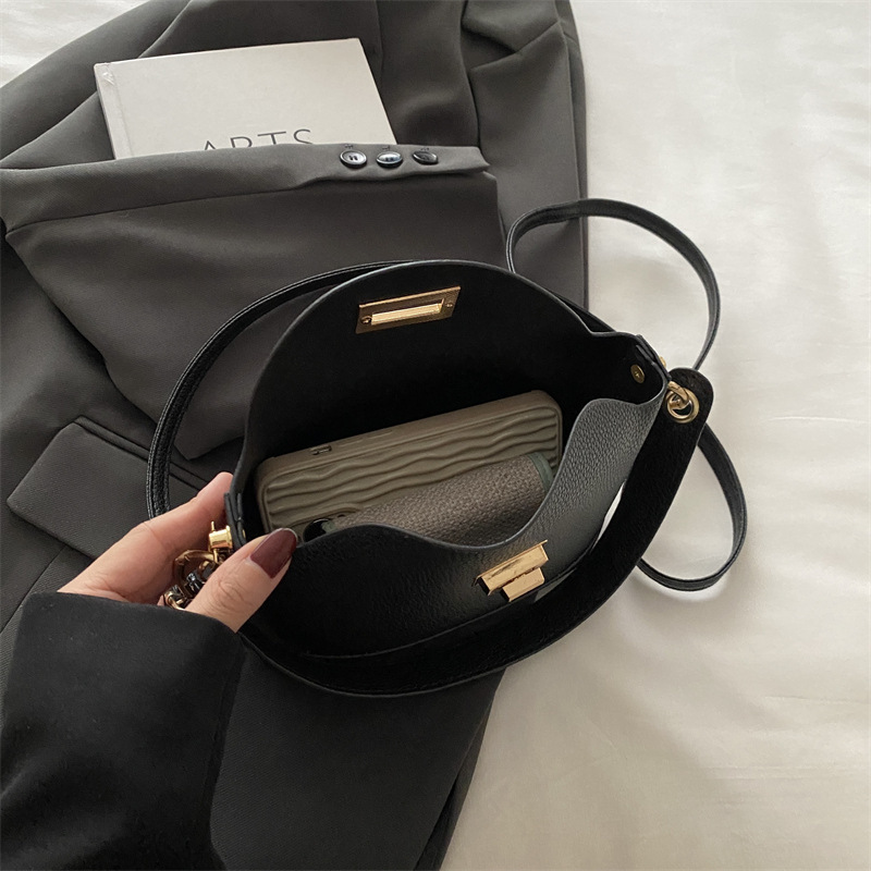 Moda de color sólido litchi 2024, nuevo bloqueo de invierno de estilo exterior de hombro casualidad, bolso de mano pequeño para mujeres