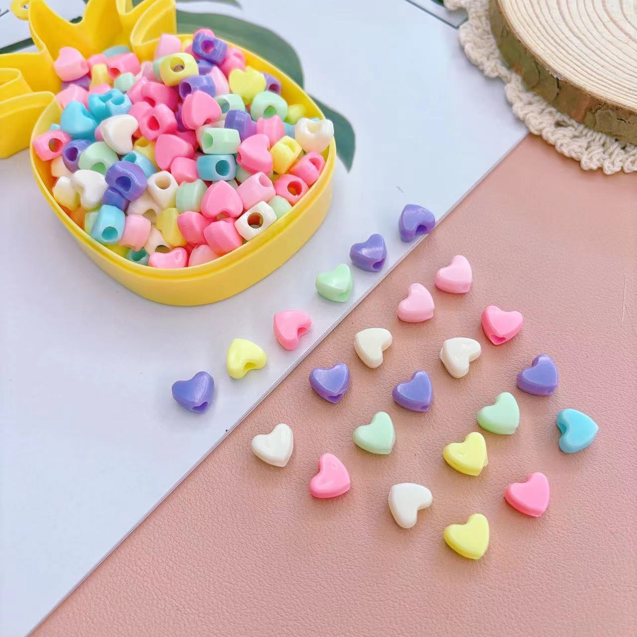 Caja de color primavera rosa caramelo corona letra acrílico agujero grande cuentas sueltas bricolaje hecho a mano collar joyería