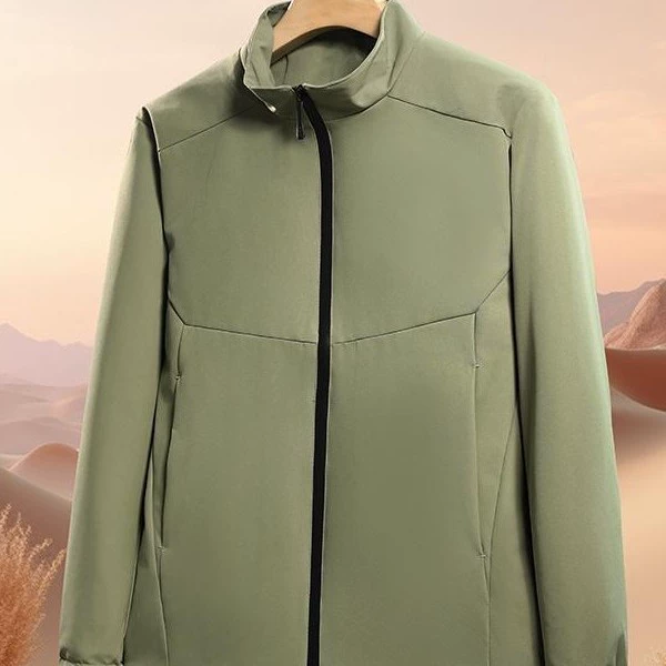 Однослойная куртка с вертикальным воротником с логотипом