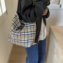 格子包包女款大容量2025新款休闲简约松弛感斜挎包双面两用水桶包