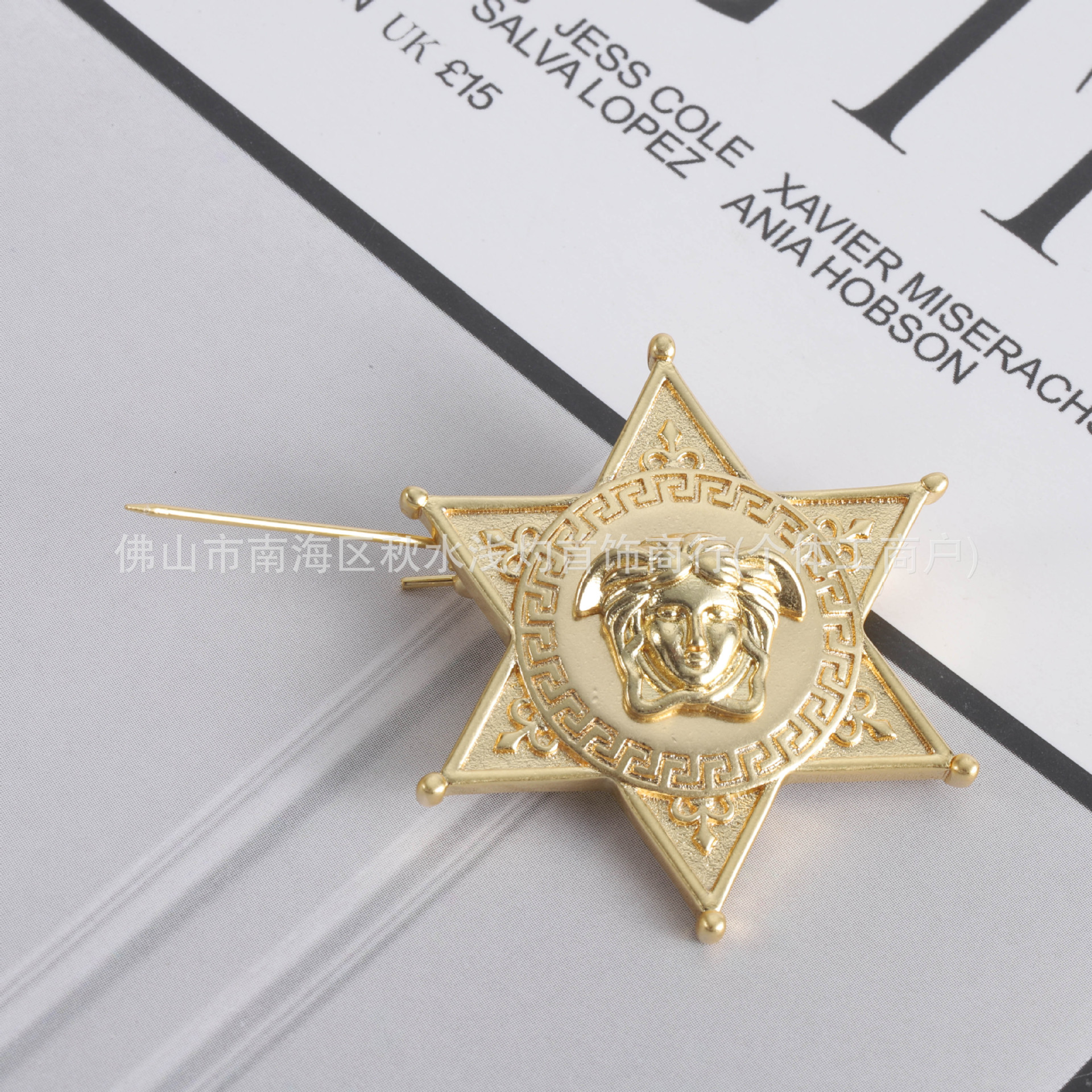 팬 패밀리 F 새로운 레트로 메두사 황동 브로치 여성의 간단한 성격 핀 기질 패션 가슴