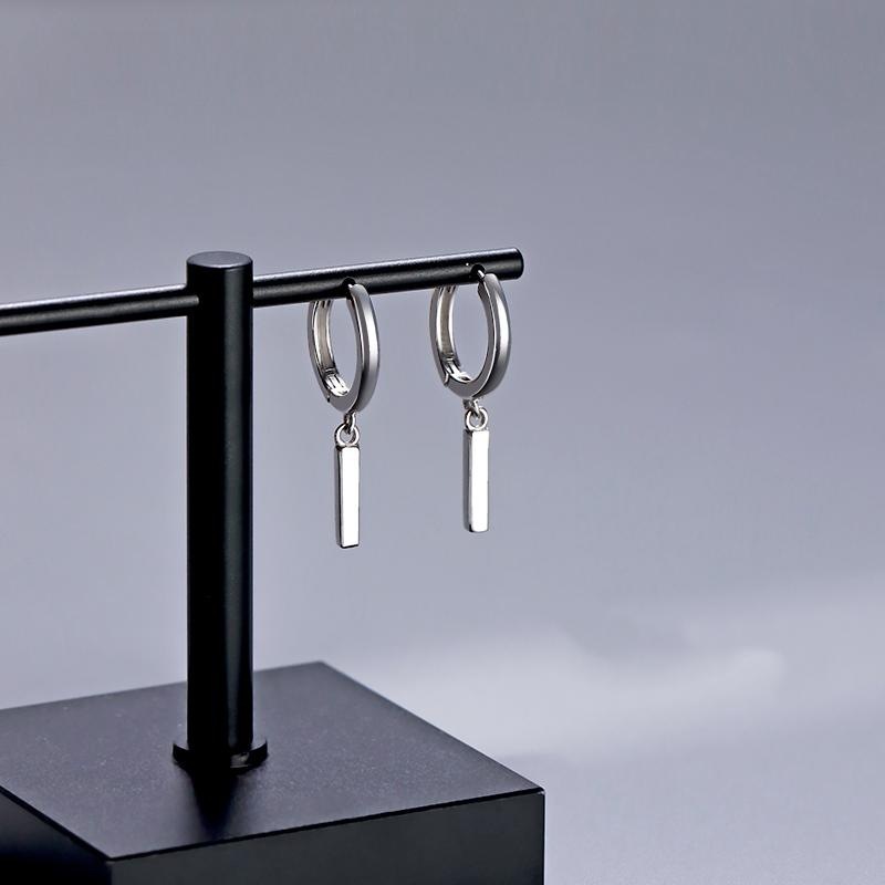 Korean Style Small Silver Strip Earrings Women's ins Trendy Cold Style Men's Single Earrings Autumn and Winter Fashionable Simple One-word Ear Buckle