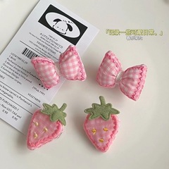 小さい刺繍のイチゴのヘアピンのかわいいピンクの少女の蝶結びの甘いサイドクリップの布芸の髪飾りの春の髪飾り