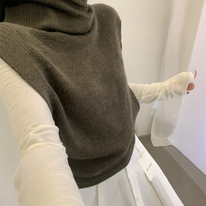 Korean-style loose-fitting gray turtleneck sweater vest for women, perfect for layering in autumn and winter, featuring a ruffled collar and a sleeveless design