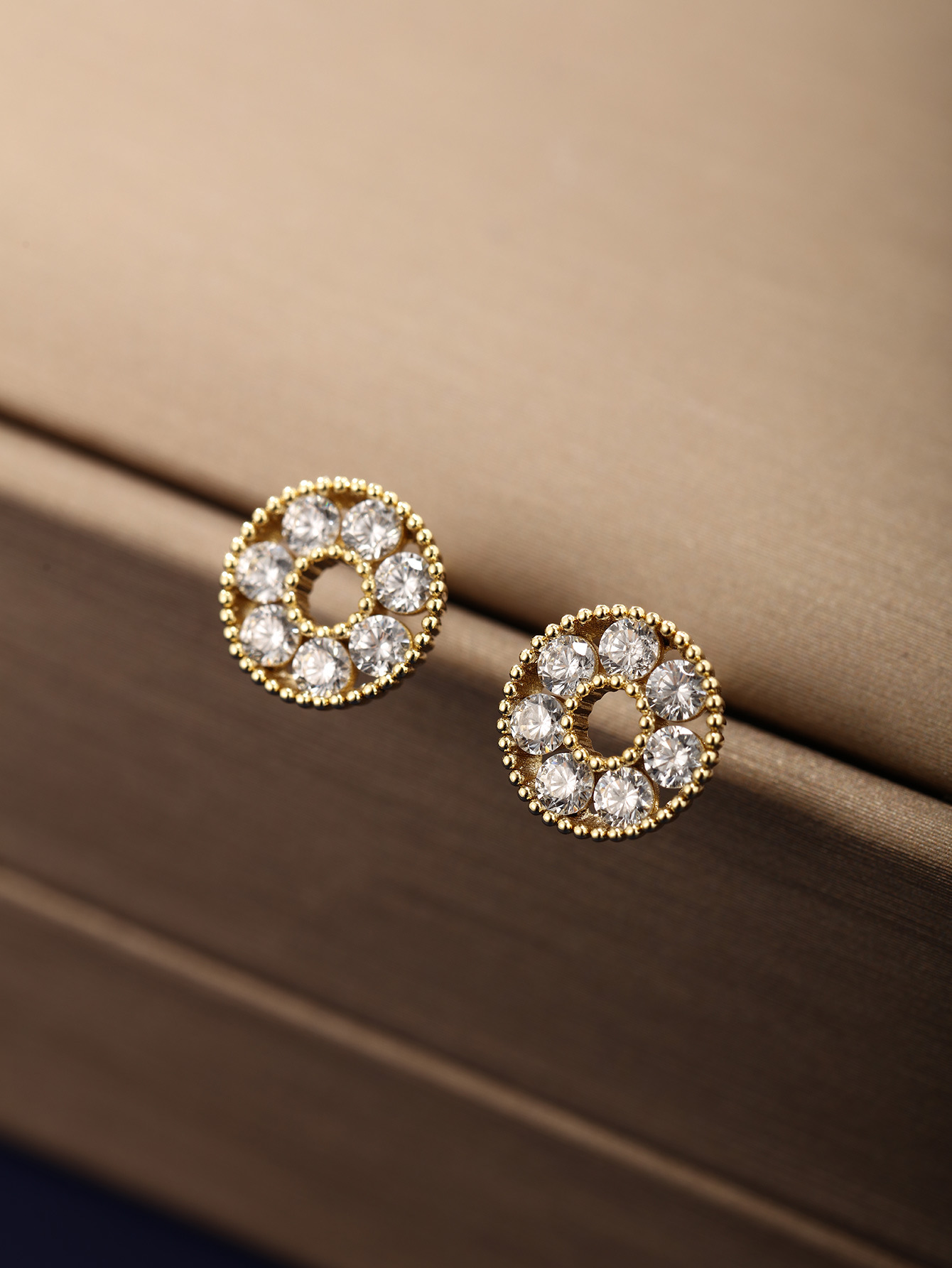 Joyería Xuping aleación de cobre chapado 14K oro pequeño pendientes de alta sensación de nicho ligero pendientes de zircón de lujo pendientes