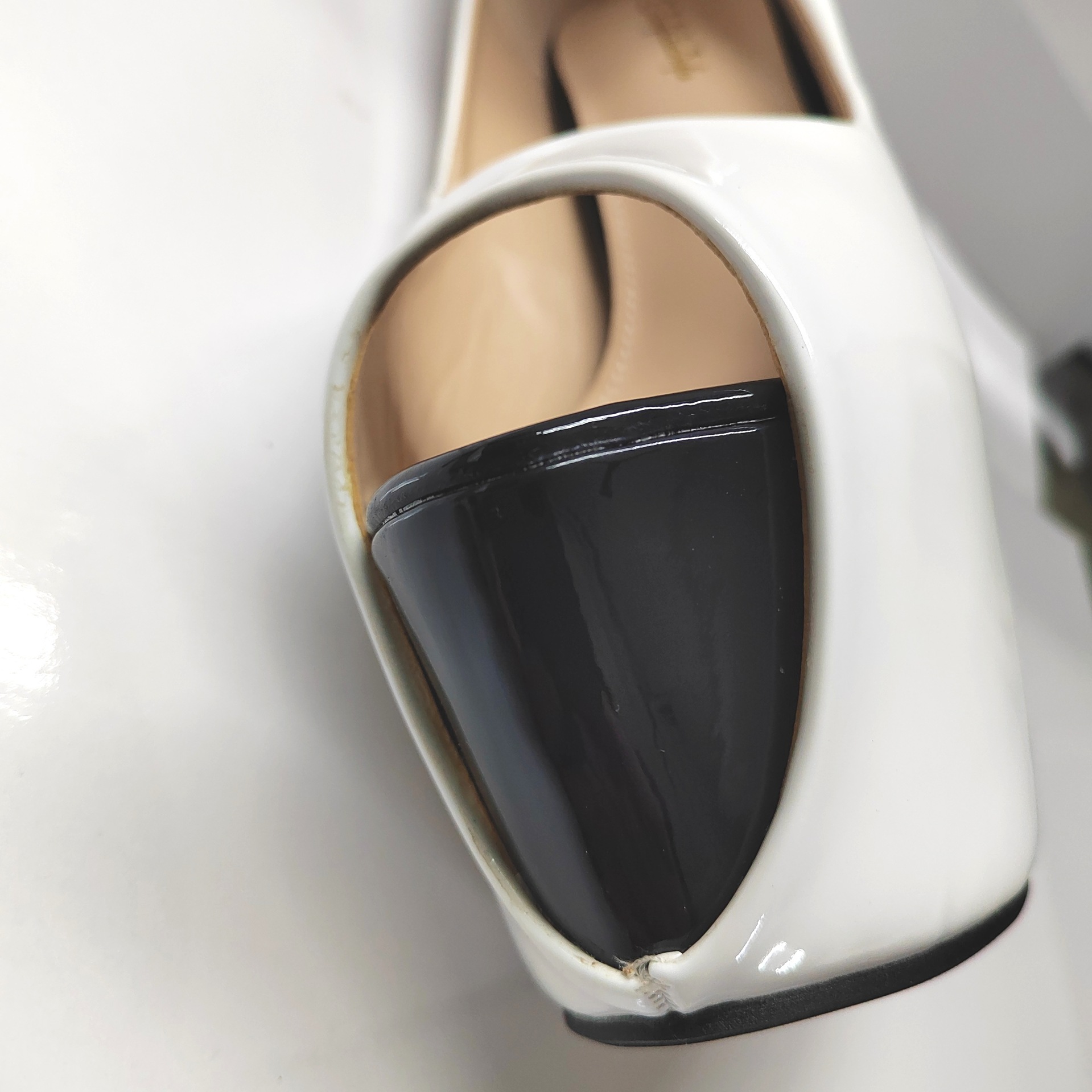 Giày sandal cao gót nữ hở mũi da sáng chế phối màu đen trắng gót siêu nhỏ 19 cm — Màu trắng