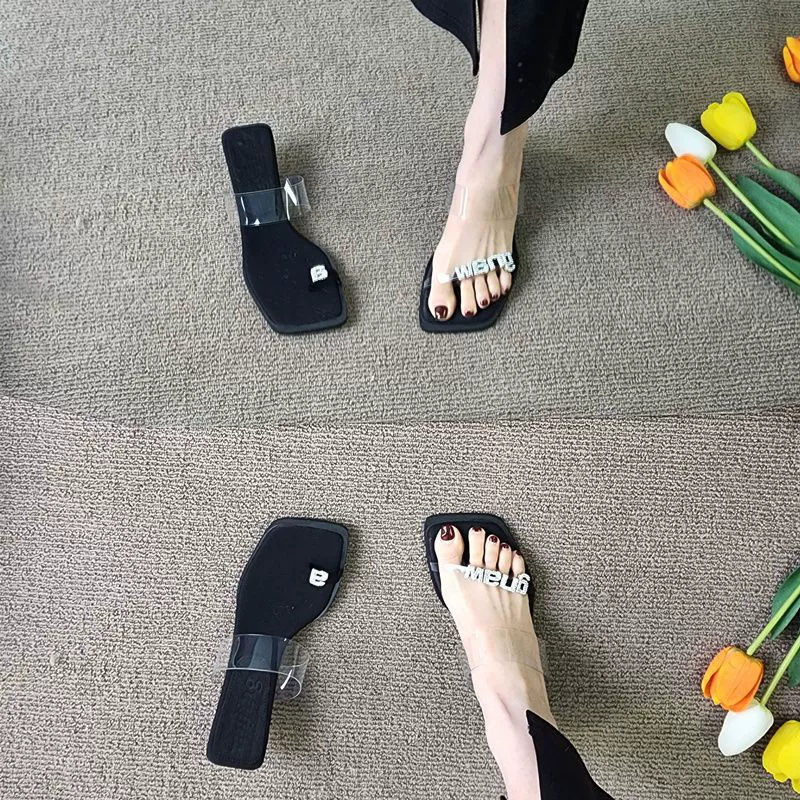 Прозрачные сандалии с черным пальцем