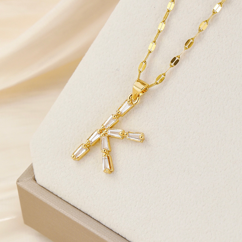 Venta caliente transfronteriza nuevo estilo de cobre con incrustaciones de circón 26 letras inglesas collar colgante T cuadrado de bambú letra cadena de clavícula femenina