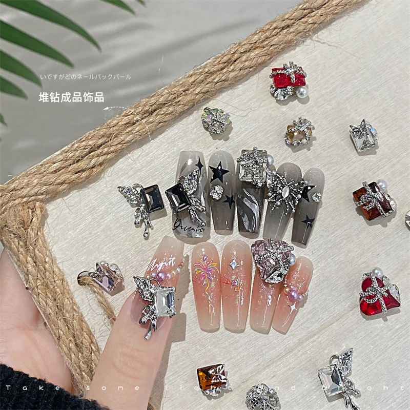 Uñas de uñas, joyas de diamantes de pila terminadas, caja de regalo de diamantes, corazón torcido de mariposa, joyas de cristal de oro, diamantes de uñas