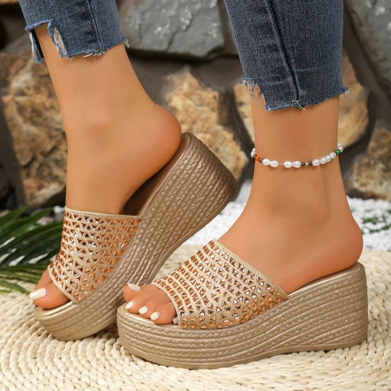 Женские летние тапочки нового стиля для верхней одежды, модная мягкая подошва со стразами, легкие нескользящие женские тапочки на высоком каблуке.