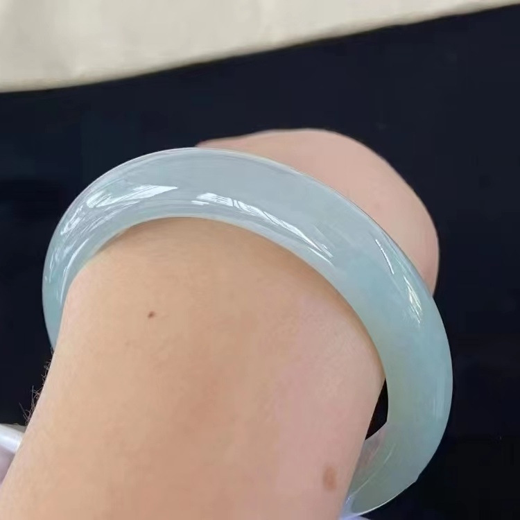 Vòng tay ngọc bích tự nhiên cao cấp màu xanh ngọc bích hoa anh đào băng trong suốt chi tiết 3