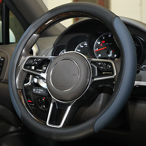 Classic Embossed Contrasting Color Steering Wheel Cover, Microfiber Leather, Non-Slip, Breathable, Universal for All Seasons, Non-Slip and Wear-Resistant Handle Cover