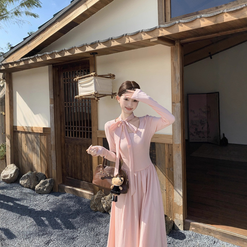 温柔风蝴蝶结挂脖露背连衣裙女2025秋季新款收腰显瘦减龄A字长裙|undefined