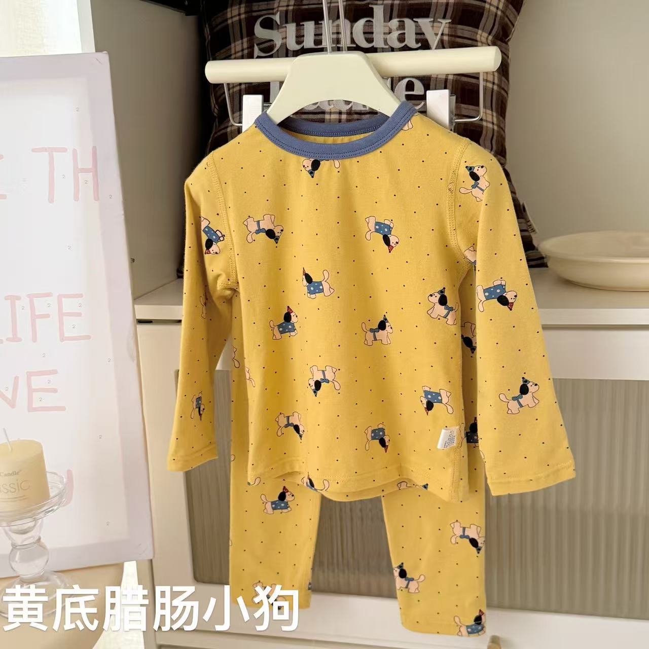 노란색 배경 소시지 강아지