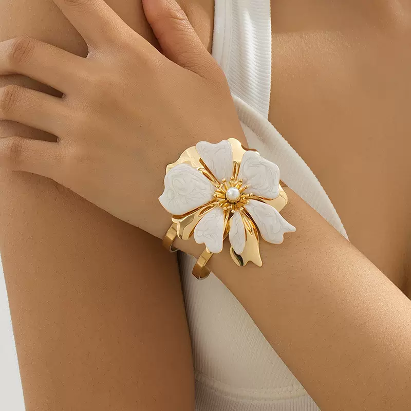 新款欧美时尚感配饰镶珍珠珐琅釉花朵女士开口手镯清新甜美首饰品