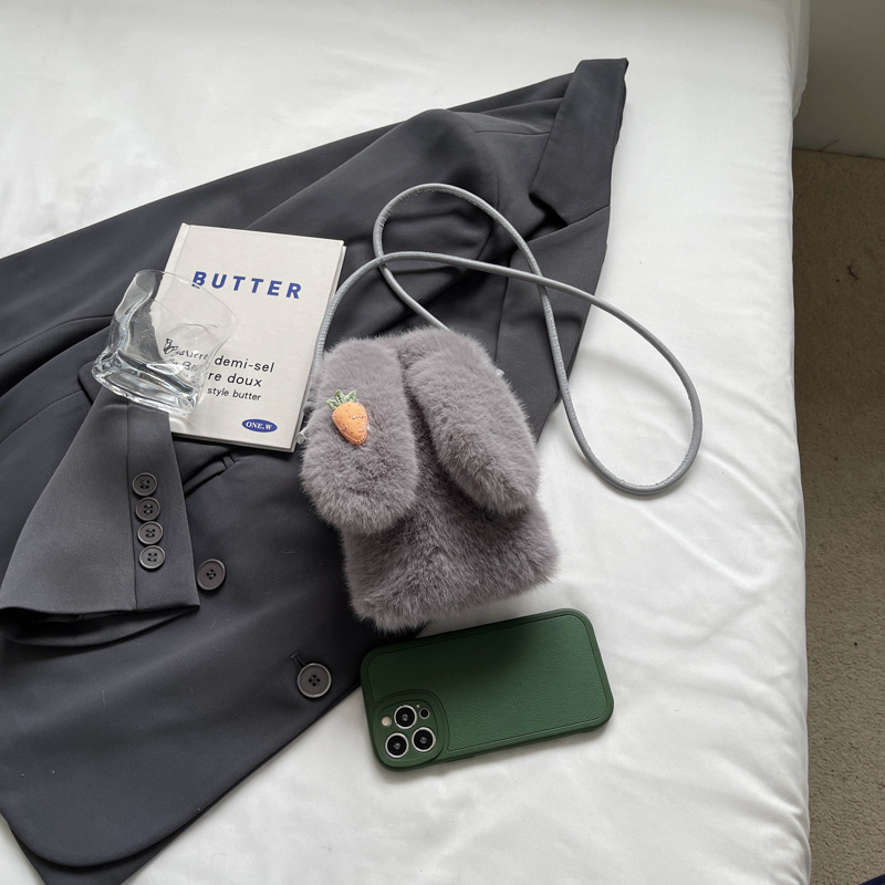 El bolso de teléfono móvil de nicho popular transfronterizo 2025 imita la moda del visón, con un bolso de pelo de oreja de conejo en un hombro.