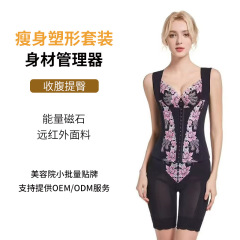 美容院の規格品の体形のマネージャーは形を整えて腰を収めて尻の鋳型のスーツを持ちます。