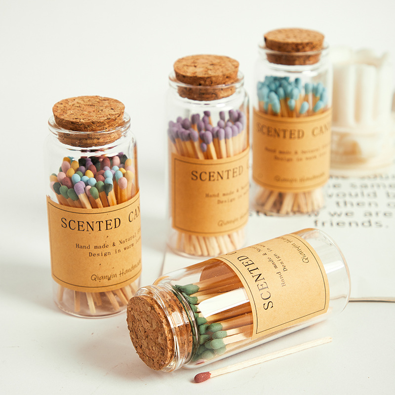 Velas de aromaterapia, botellas de vidrio con bayoneta, fósforos, cerillas de tallo de madera anticuadas, encendedor de cigarrillos, decoración fotográfica de viento