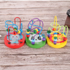 子供の木製のビーズの知育のおもちゃの手の目の協調の訓練の小さいビーズの動物のビーズのおもちゃは頭を動かします。