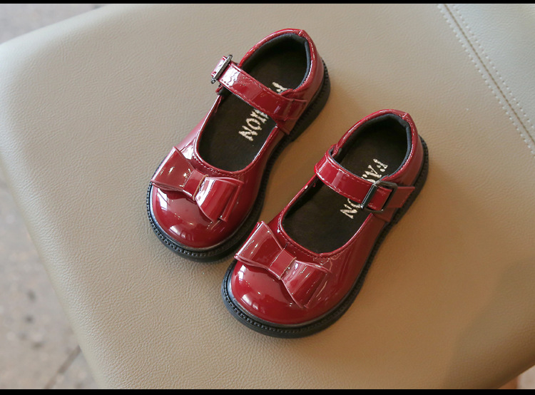 Chaussures de princesse en cuir brillant avec nœud Sho pour enfants, nouveau Style coréen, chaussures de Performance à semelle souple à la mode pour petites filles, printemps et automne 2024_voghion.com