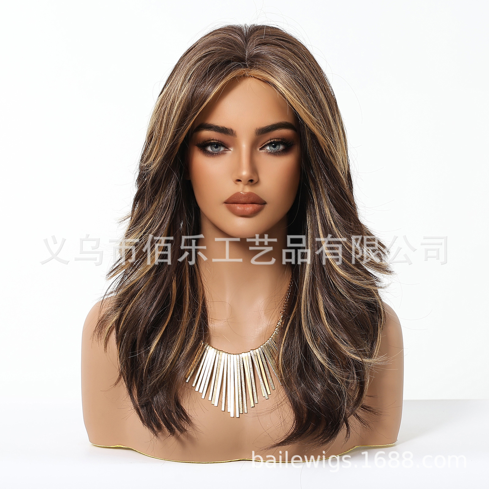 Pelucas marrones con picadura, flequillo de ocho caracteres, cabello largo y rizado transfronterizo, cubierta de cabeza completa, fibra química femenina, spot europeo y americano al por mayor wigs