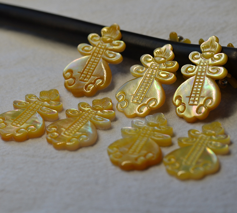 彩蝶新贝壳琵琶黄贝牌新款美人吟祥饰品吊坠发夹牌子祥云佩E99B