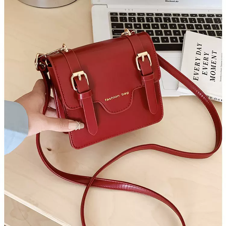 儿童包包2025秋冬款女孩单肩斜挎包洋气复古小方包个性休闲邮差包