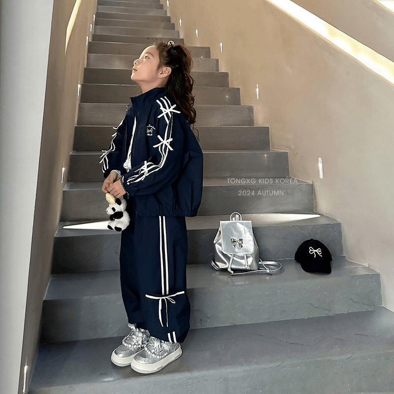 ネットの赤い女の子の韓国版のスーツの中で大きい子供の春秋の新型の洋気の蝶結びのカーディガンのコートのストライプのズボンの2つのセット|undefined