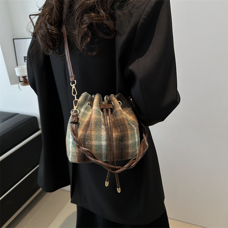 Bolso retrógrado de cuerda de pulsación de invierno 2024 nuevo estilo versátil en un solo hombro bolso de hombro coreano bolso de cubo para mujeres