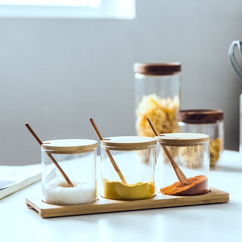 Fábrica al por mayor tarro de condimento de vidrio borosilicato traje fregona de bambú con cuchara frasco de condimento de esencia de pollo combinación creativa caja de condimento