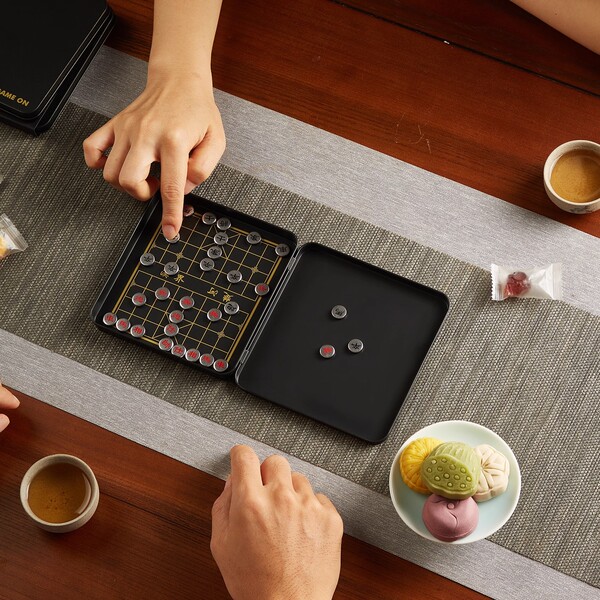 Chinese children's magnetic handheld chess for students