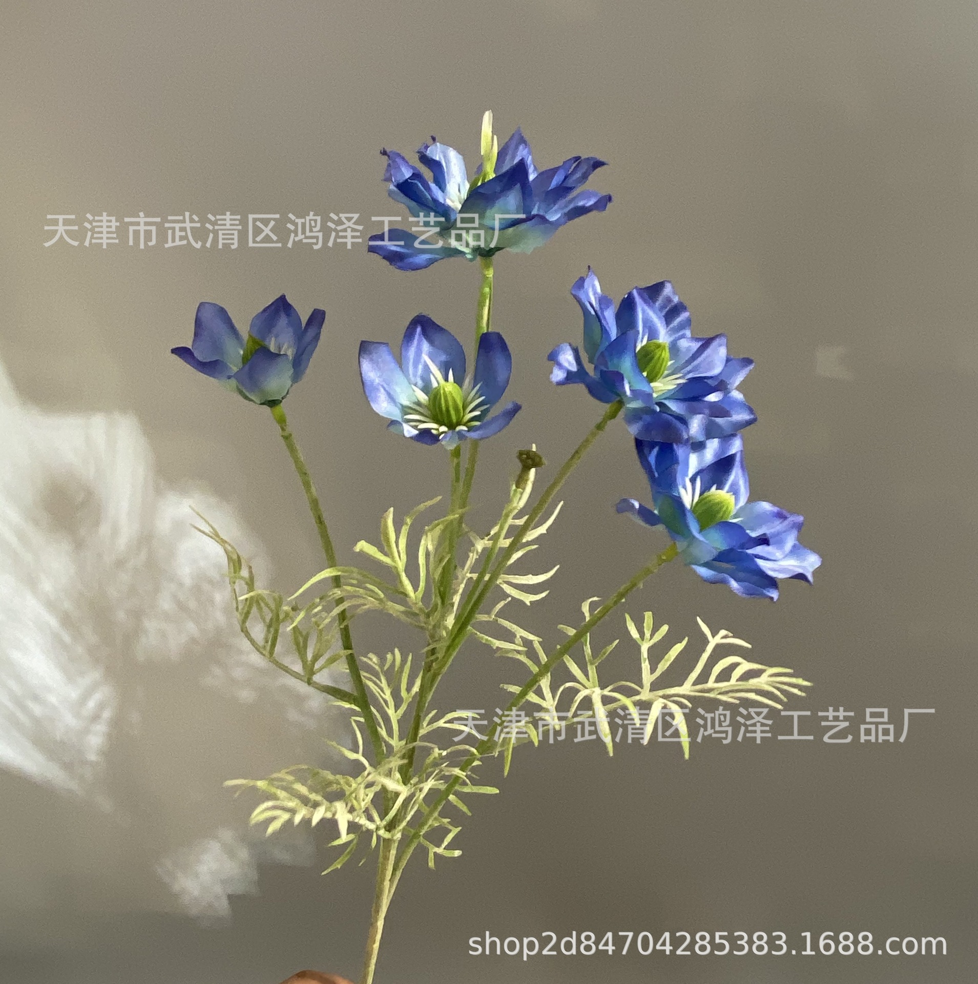 진한 파란색