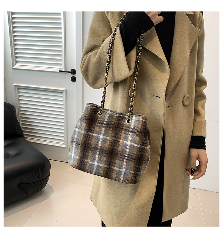 Retro and fashionable woolen texture bucket bag, large capacity commuting bag, chain check pattern casual single-shoulder crossbody women's bag undefined