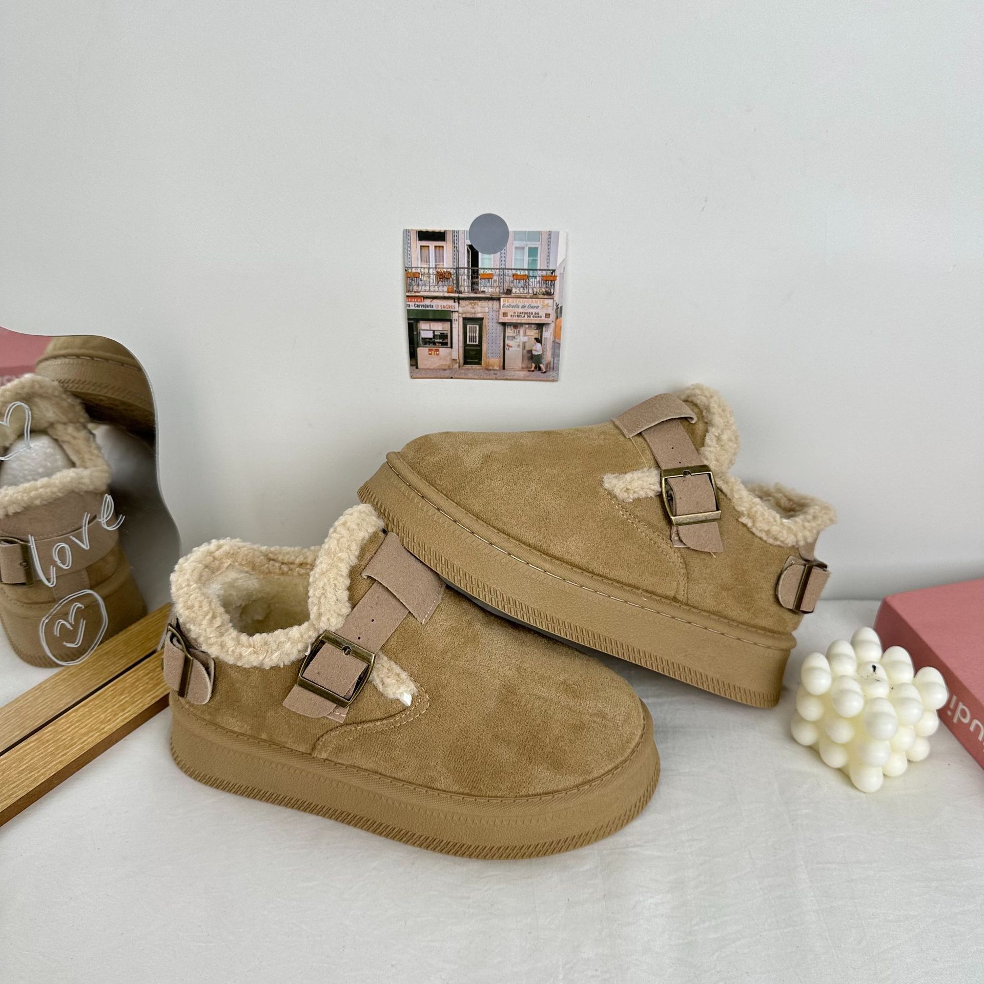 Zapatos de algodón de suela gruesa de invierno de onda lejana 2024 botas cortas de punta media más terciopelo Botas de nieve para mujer de nicho de todo fósforo