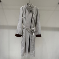 2025春の新型婦人服のゆったりした形の立襟のストラップの長いタイプのコートのカジュアルなコートの女性1g 2160121