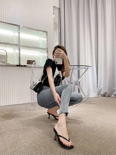 Black flip-flops for women, high heels, stiletto heels, flip-flops for outer wear, fashionable and versatile slippers, square toe sandals for summer