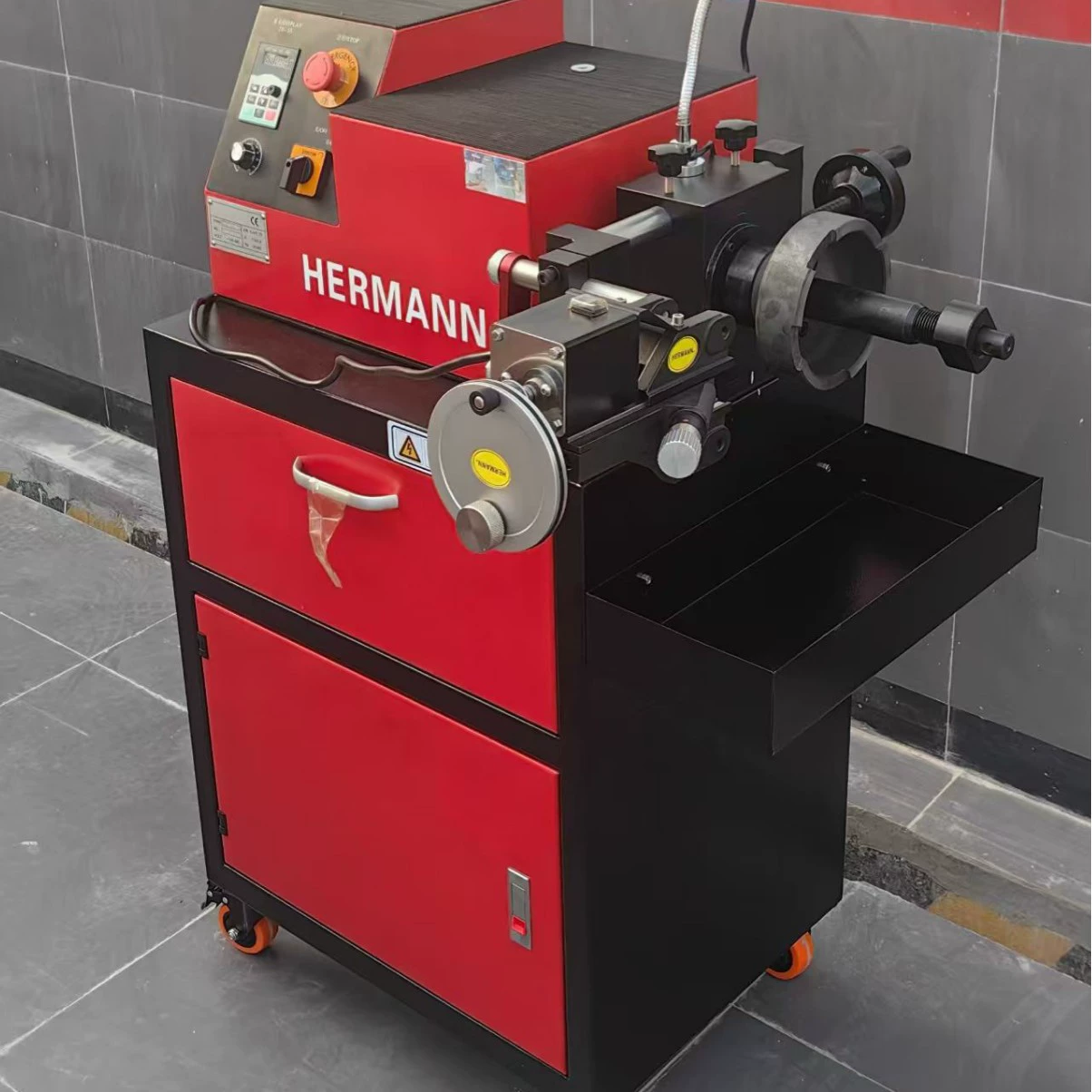 Машину для ремонта тормозных дисков Машину для тормозных дисков Машину для резки токарных дисков Машинный станок для шлифовальных дисков Машинку для шлифовальных дисков