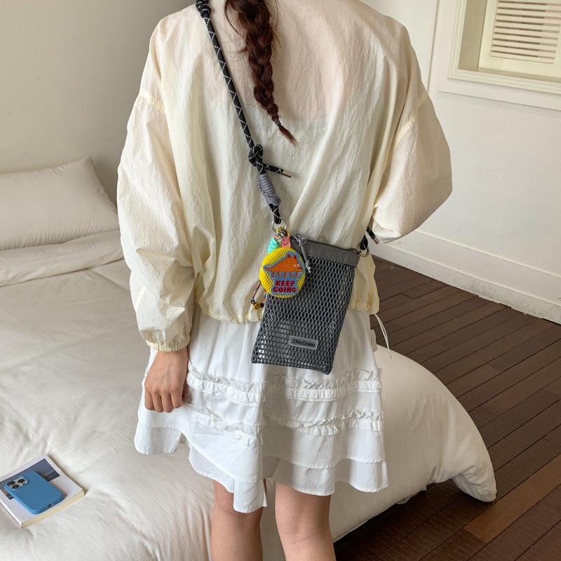 Verano pequeño 2026 hueco móvil ligero bolso de viaje de mujer nueva moda bolso de malla nicho hombro único