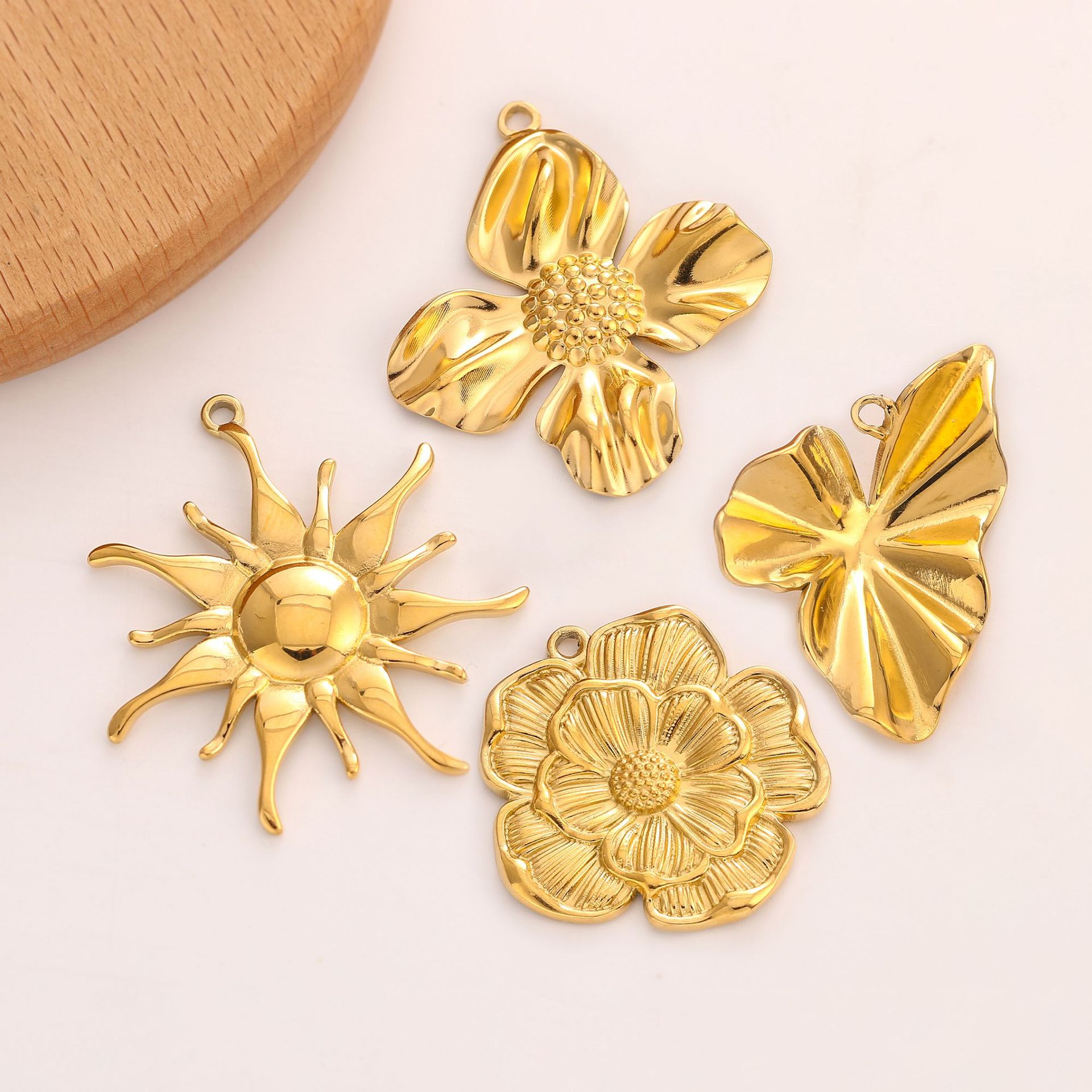 15g Weight Pendant Jewelry Making Type 30*32mm Jewelry Making Size DIY Jewelry Accessories Classification 3 PCS/Package Quantity 304 Stainless Steel Material Flower Pattern Plating Design Retro Style 3 PCS/Package 30*32mm 304 Stainless Steel Flower Pendant 10