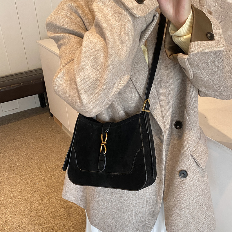 빈티지 언더암 가방 여성의 2024 새로운 트렌디 한 토트 백 유행 우아한 틈새 금속 자물쇠 어깨 크로스 백