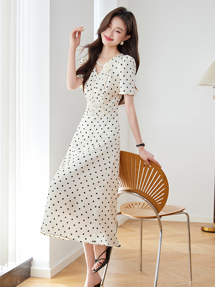 Đầm chấm bi tay phồng cổ V eo thắt dây dáng dài Z5627 — Màu đen, Màu trắng